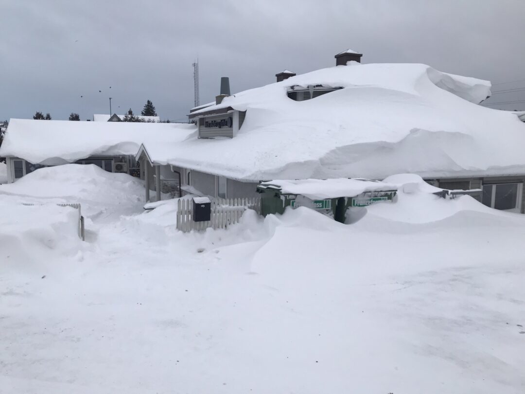 Moe skole med masse snø.