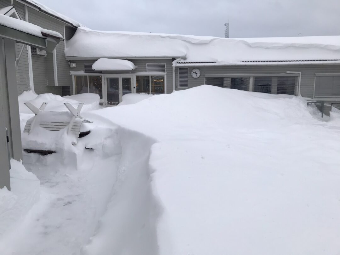 Mye snø i skolegården på Moe skole.