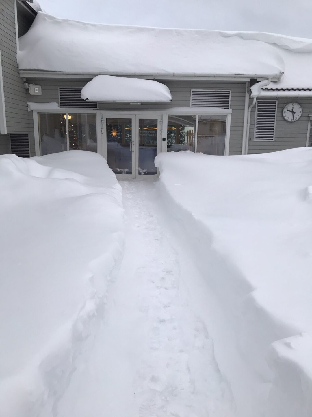 Gangsti er måkt inn til Moe skoles hovedinngang.