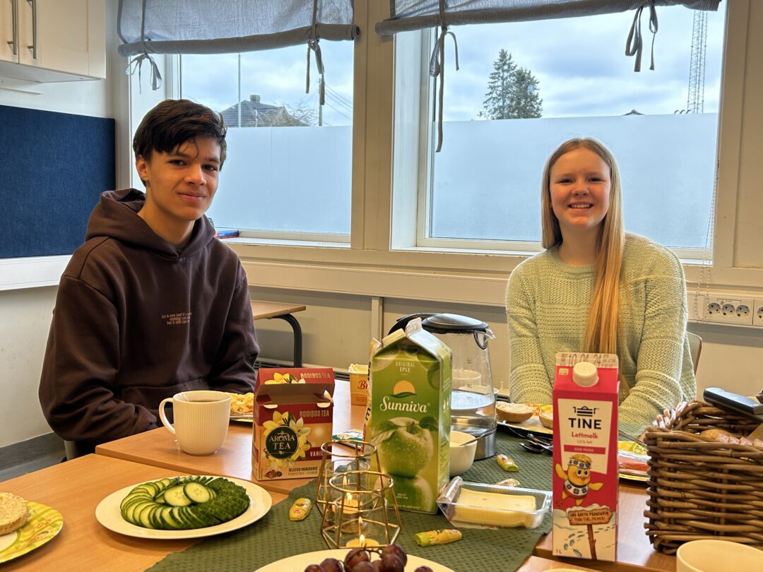 En gutt og en jente i 9. klasse spiser påskefrokost på Moe skole.