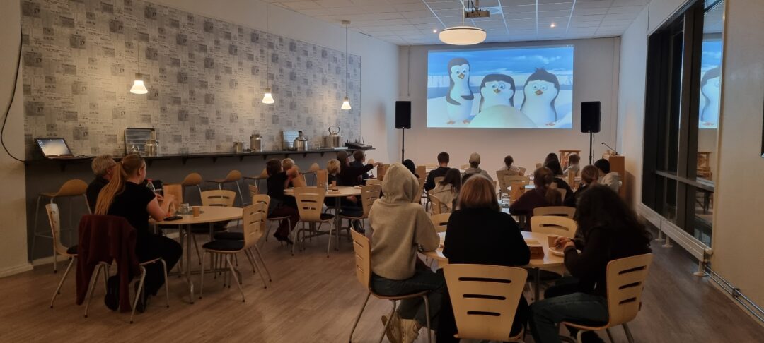 Unge som ser film i foaeen