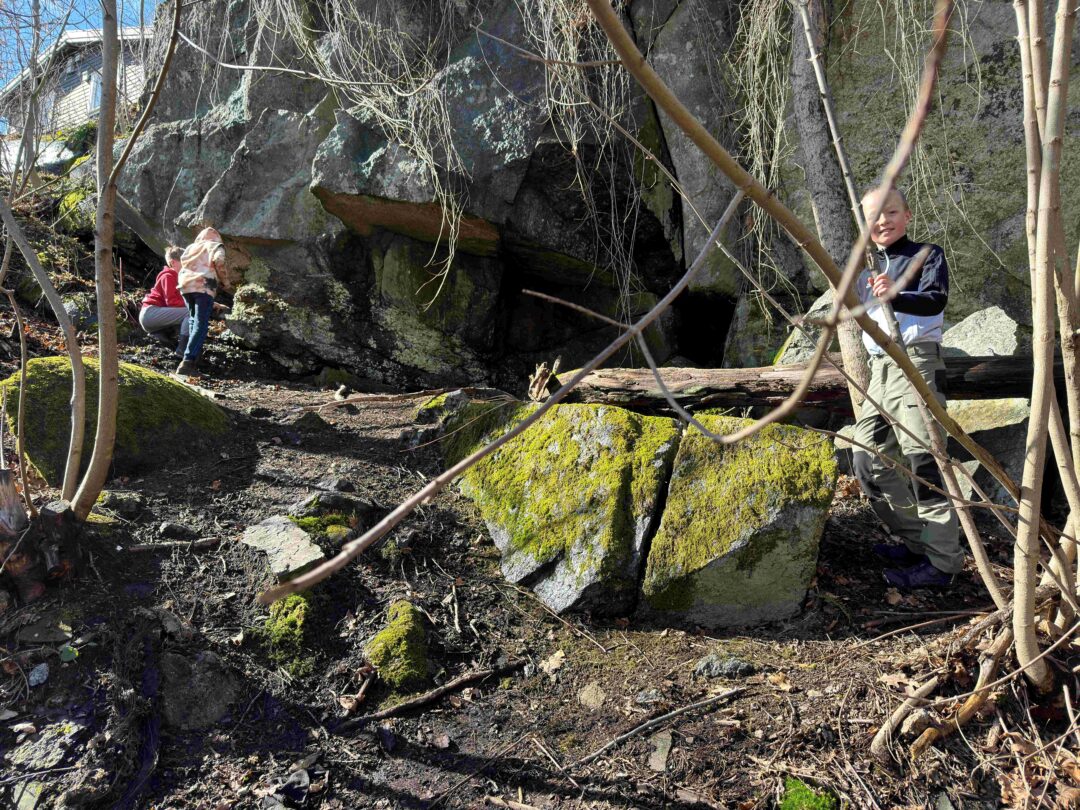 Bilde av elever ved fjell og steiner.