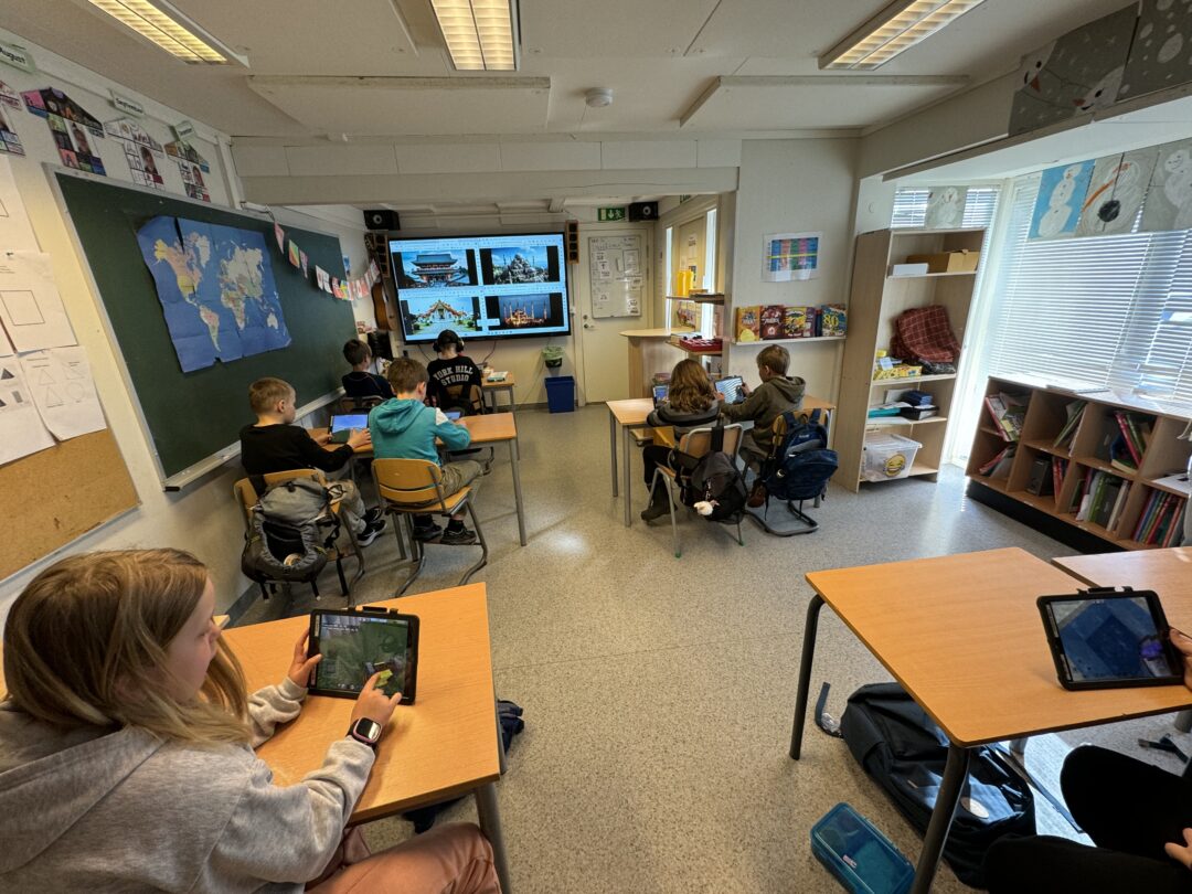 Bilde av 4. klasse i klasserommet, med iPad-oppgave.