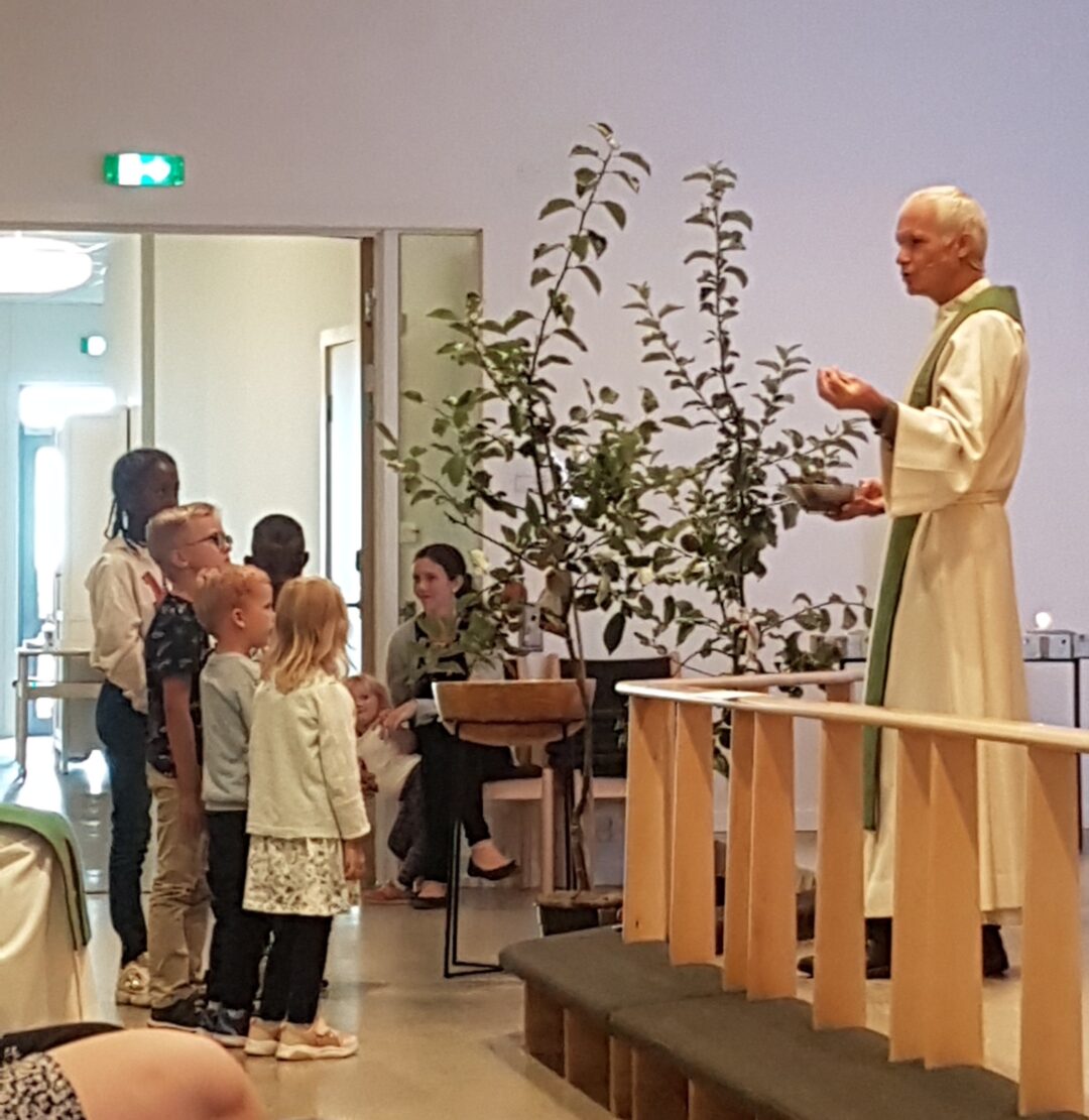 Barn og prest i Gudstjeneste