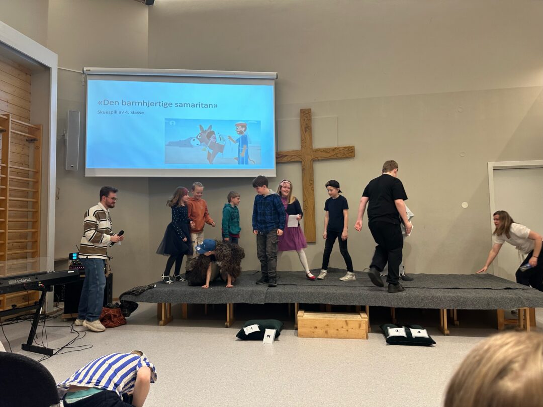 Bilde av 4. klasse på scenen ifm. kristendomsdag.
