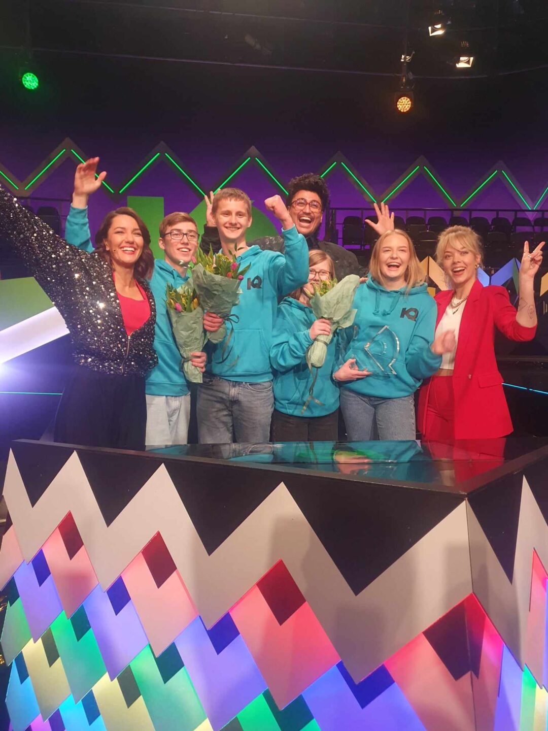 Bilde av fire 10. klassinger fra Skauen sammen med programlederne i Klassequizen, NRK.