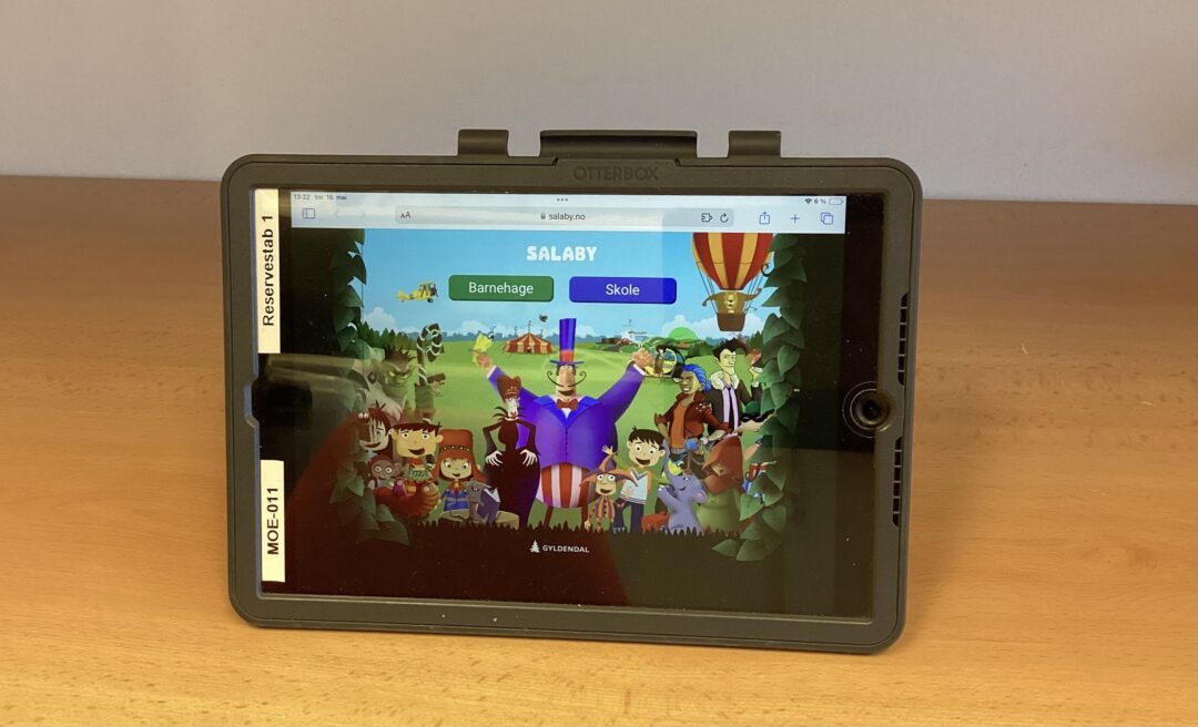 iPad med bilde av en av de åpne nettressursene.