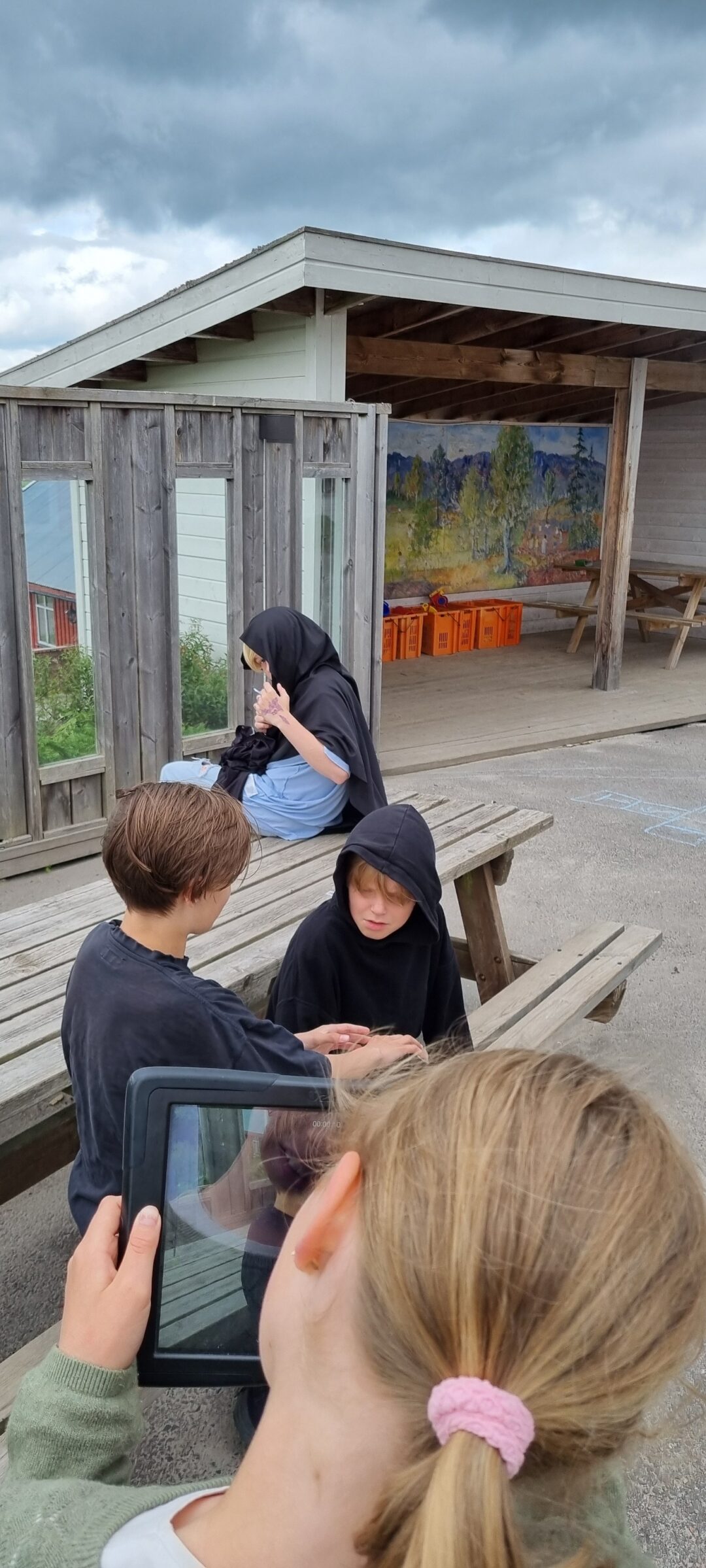 Elever i 5.-6. klasse filmer historiske hendelser.