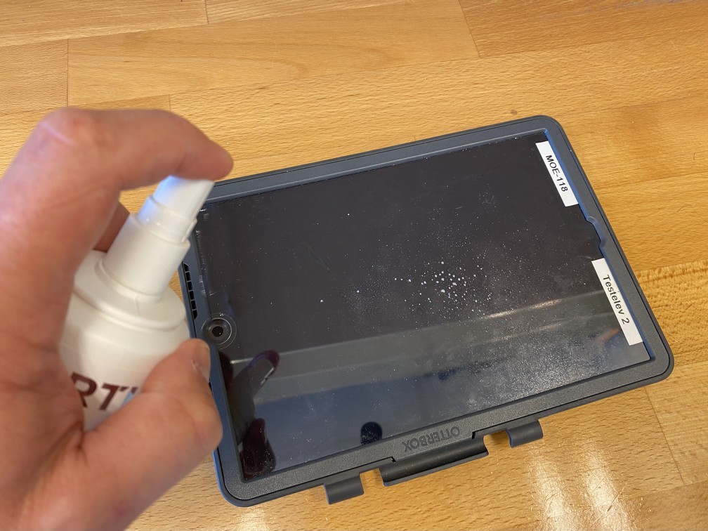 Skjermspray sprayes på en iPad-skjerm