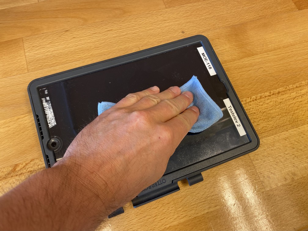iPad-skjerm vaskes med fiberklut.