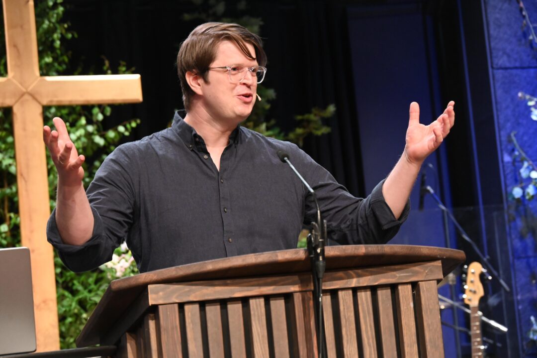 Ingvald André Kårbø ved talerstolen.
