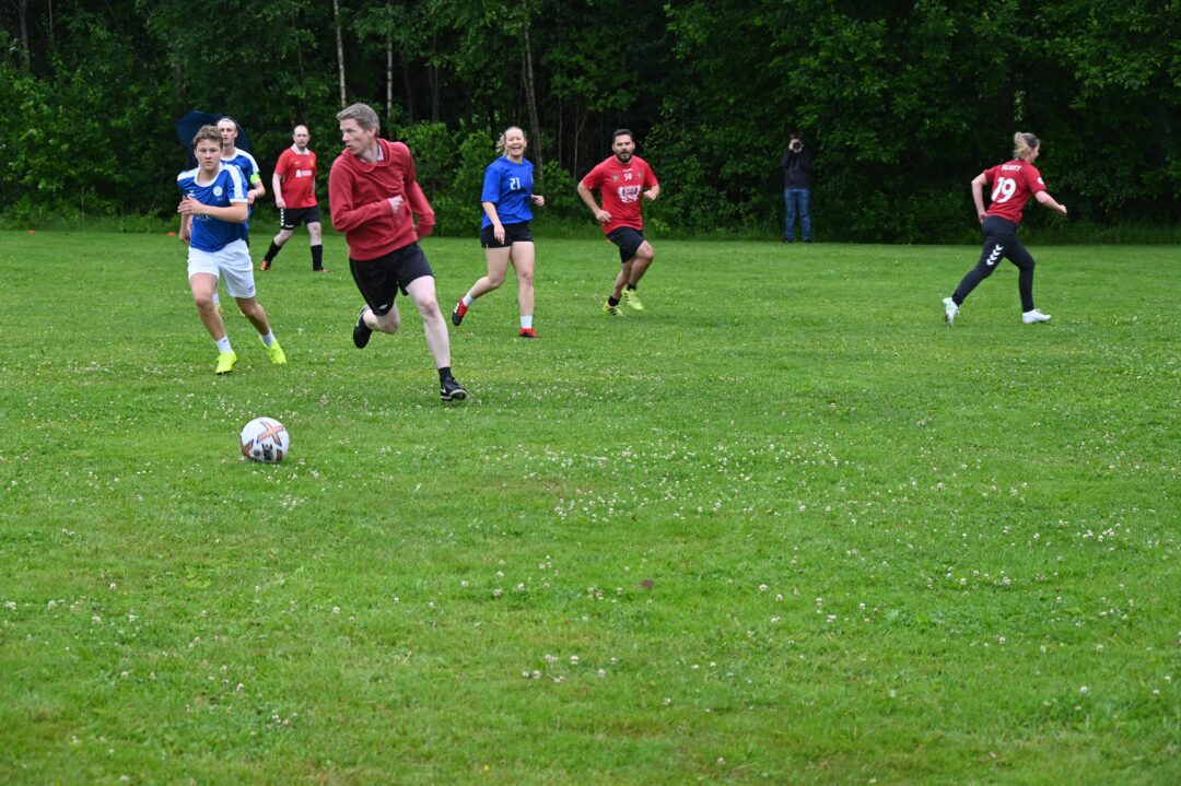 Fotballkamp mellom DELK Ung og DELK-ledere