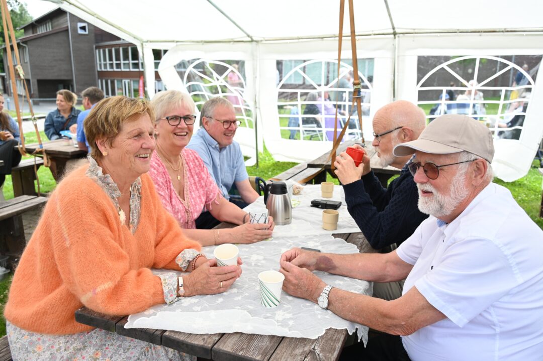 Lunsj i partytelt.