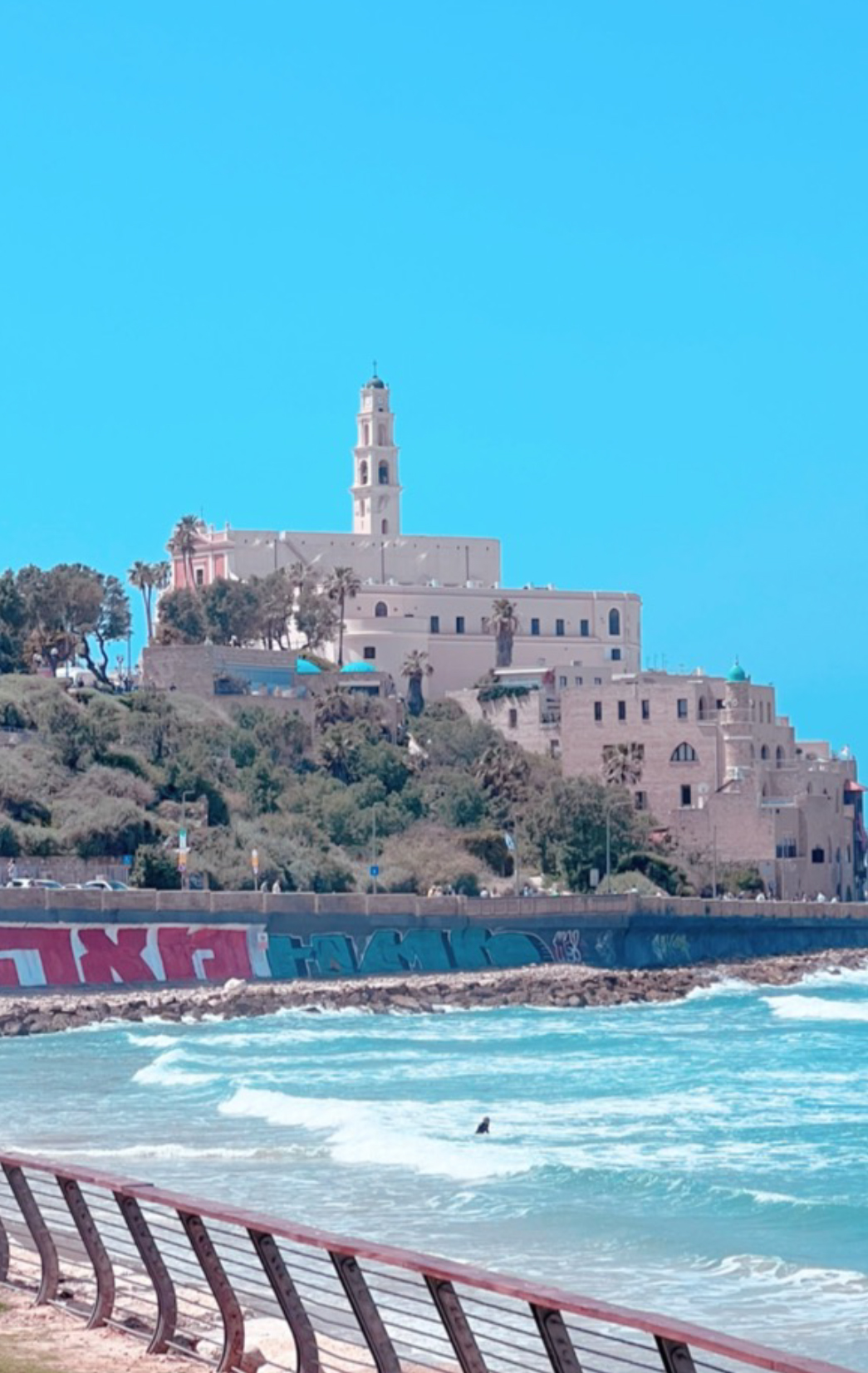Bilde av sjø og hus i Tel Aviv.