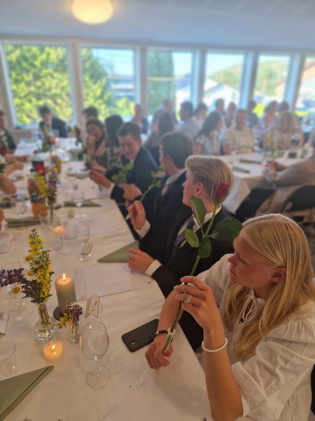 10. klasseavslutning 20.6.24. Elev i forgrunnen med rose.