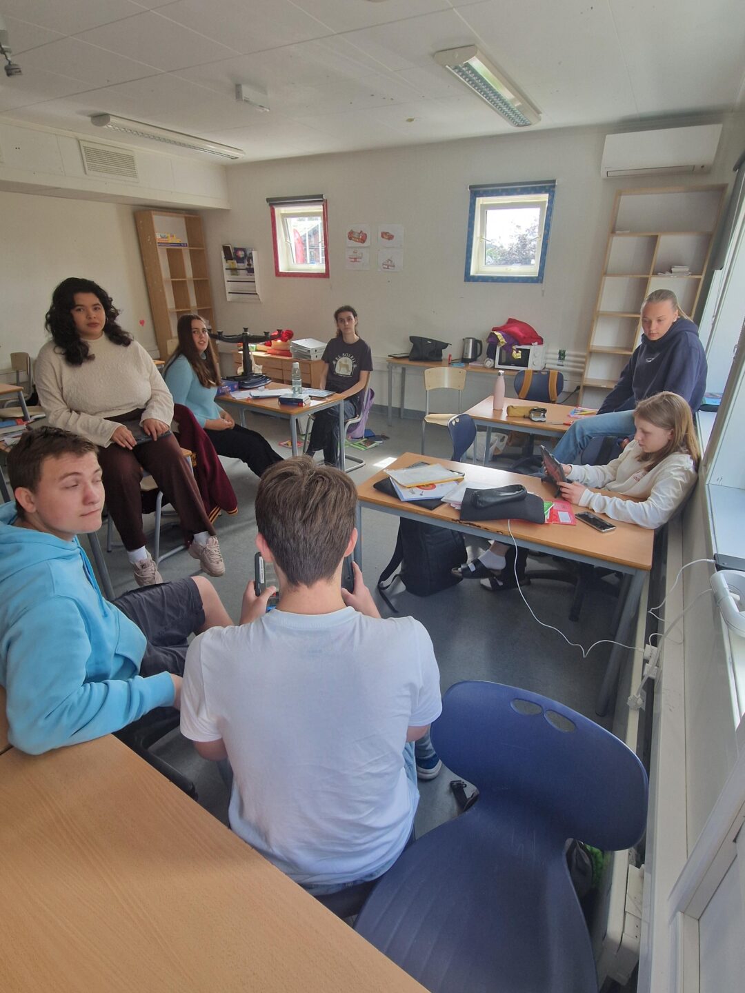 Flere 10. klassinger i klasserommet.