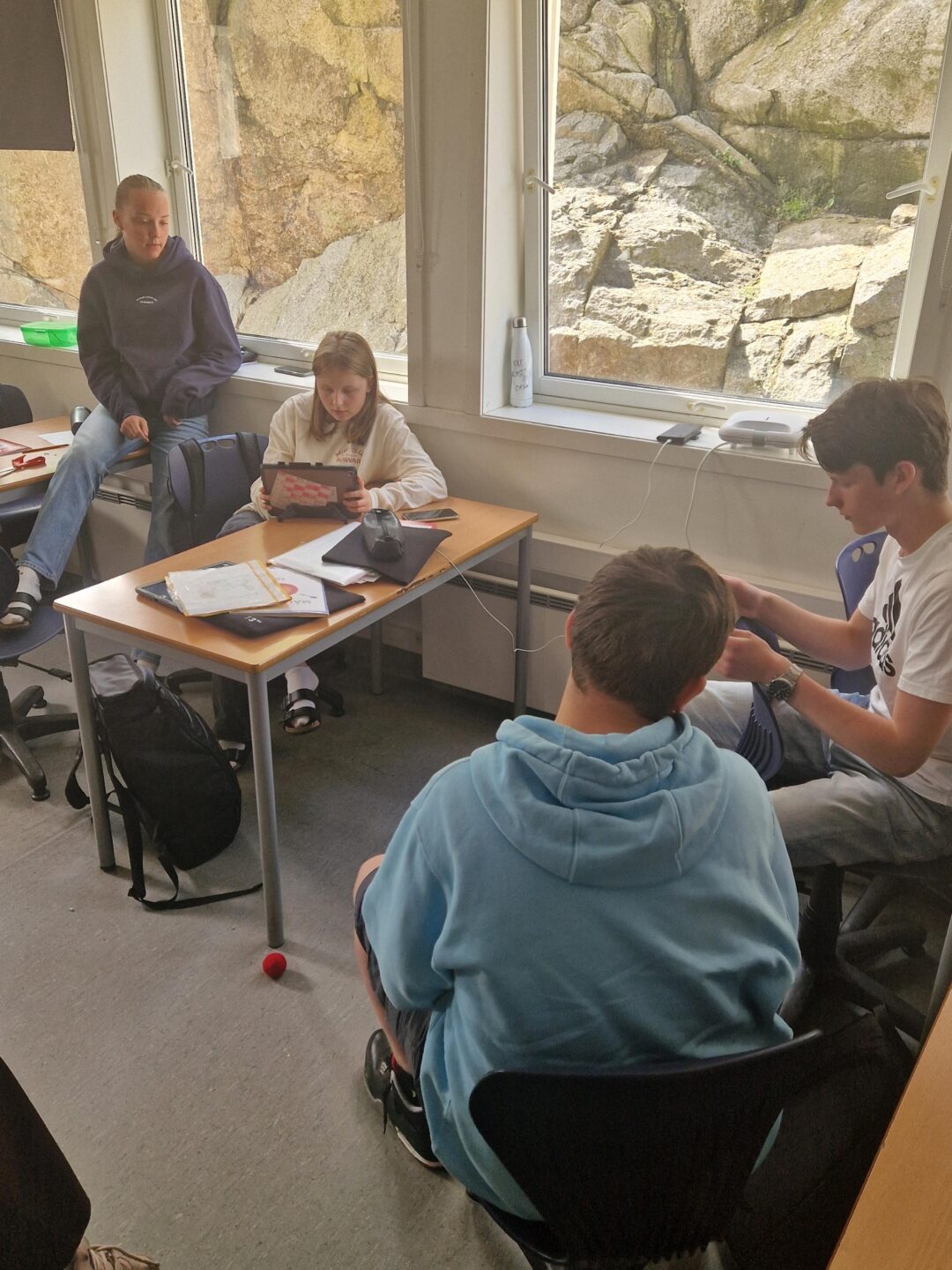 Fire elever i 10. klasse i klasserommet.