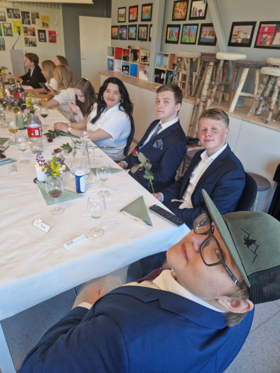 10. klasseavslutning, fire elever ser mot kamera.