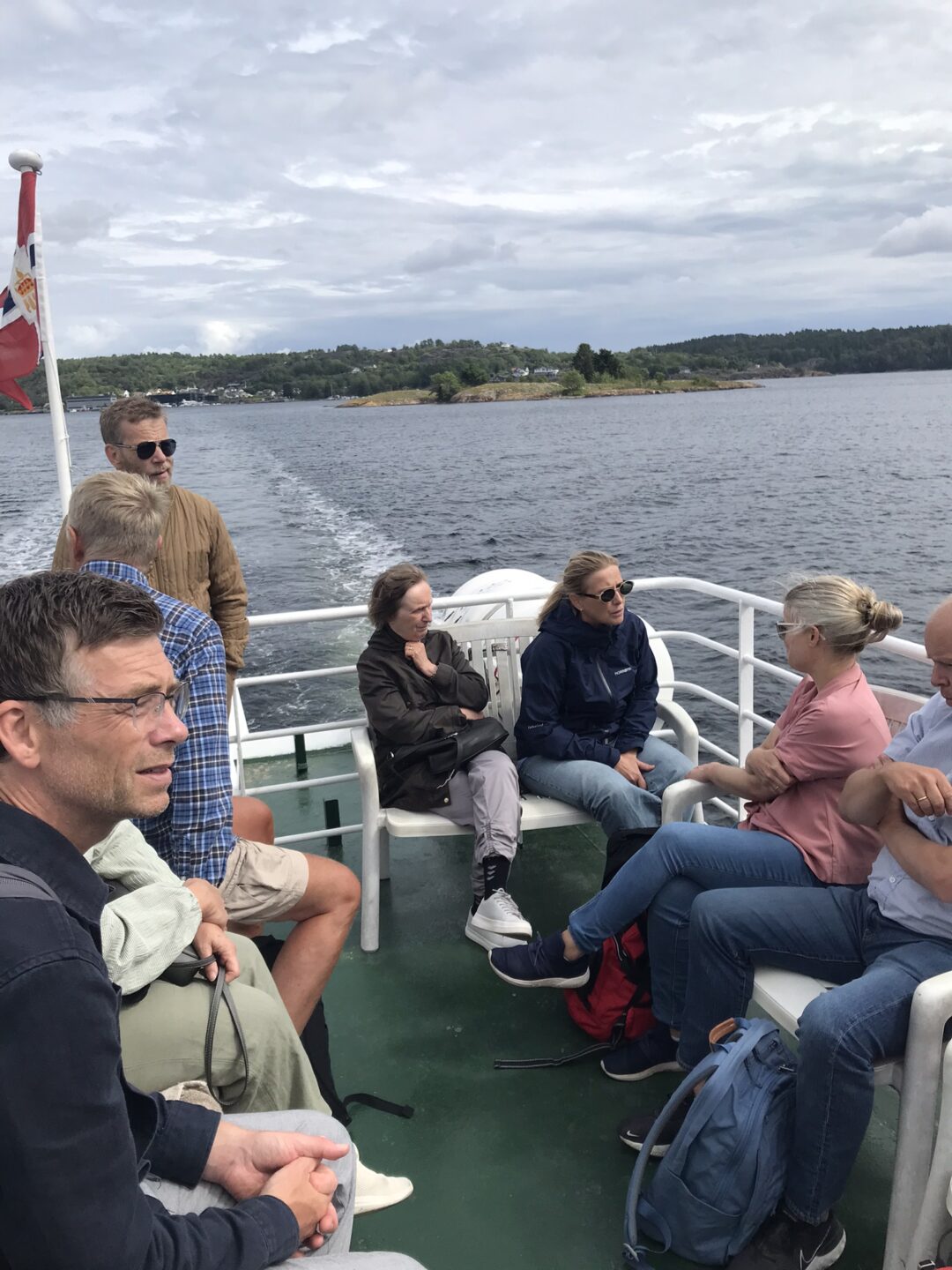 Skolelederne på fergen mellom Tenvik og Veierland.