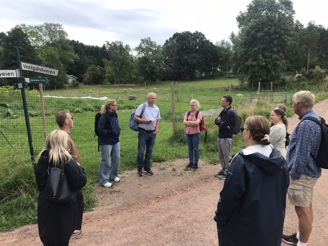 Skolelederne på tur på Veierland, Eirik Grytnes forteller om øya.