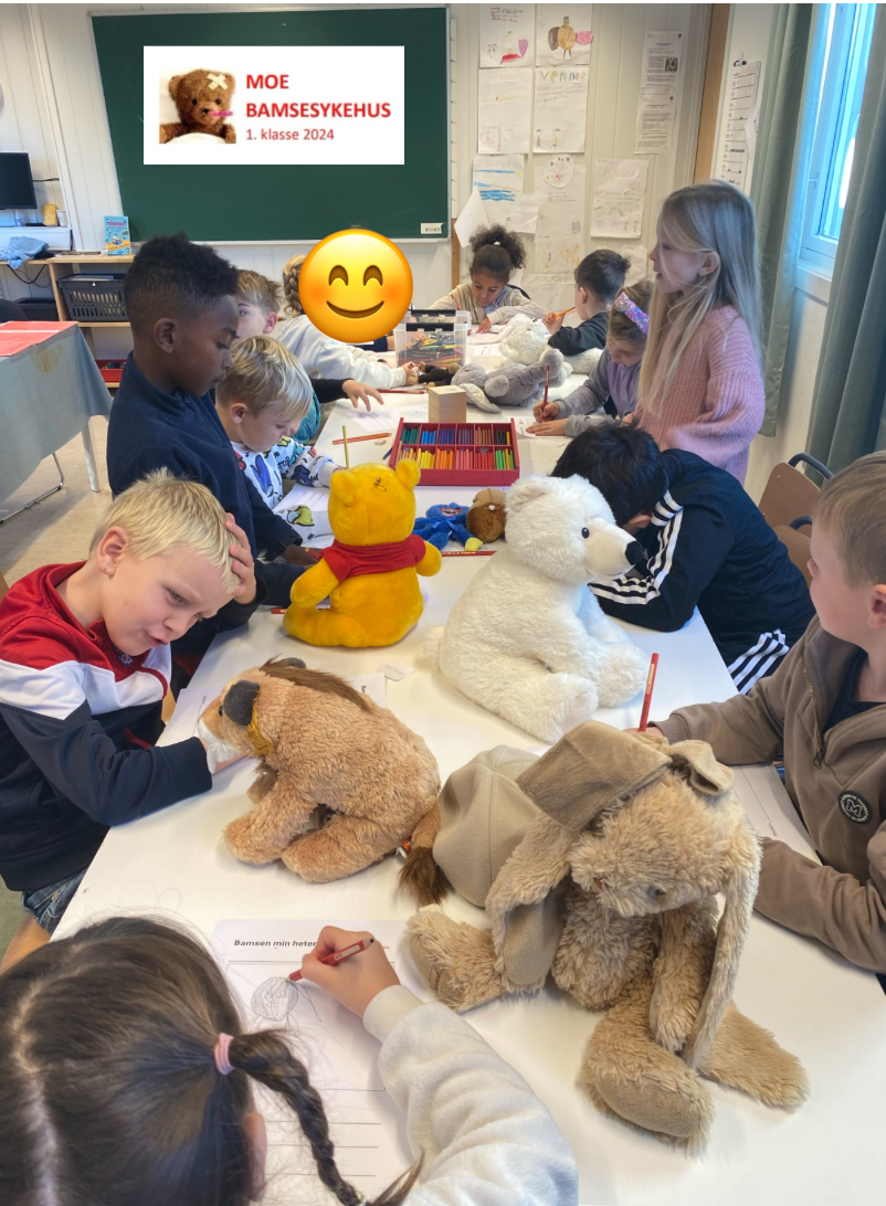 Bilde av elever i 1. klasse som har bamsesykehus.