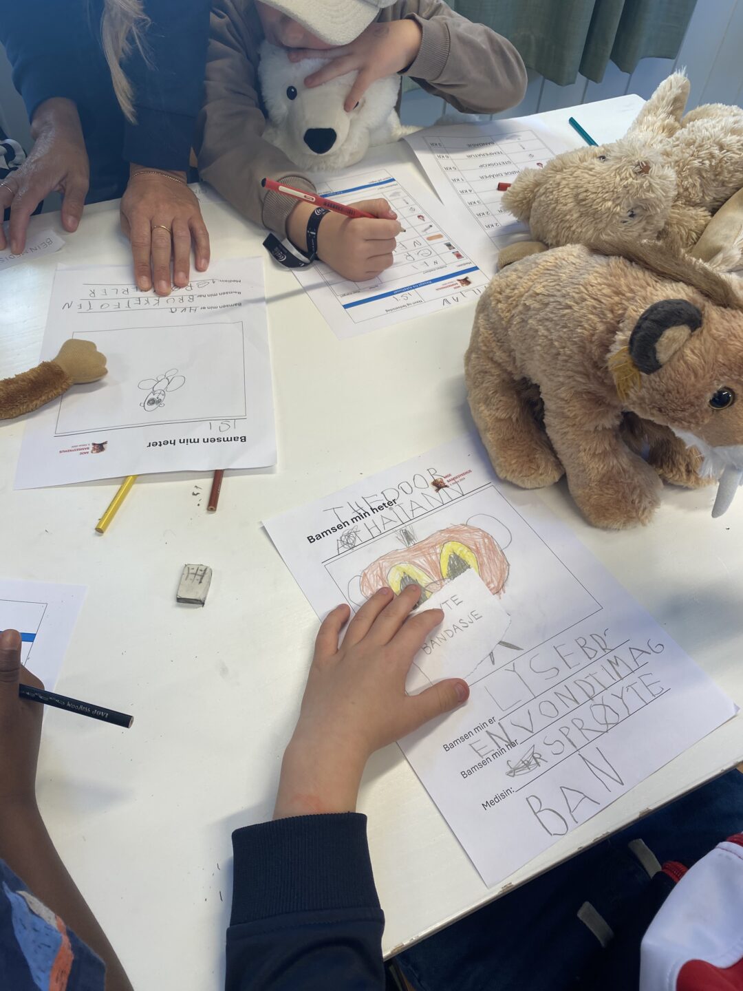 Bilde av elever som skriver epikriser på bamsesykehus i 1. klasse.