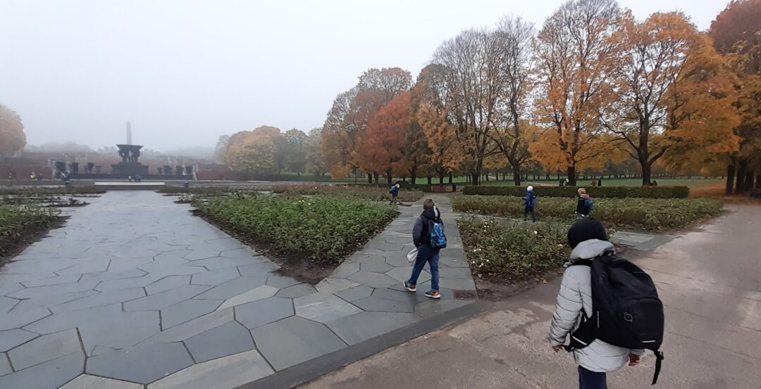 Bilde av 5. klasse på tur i Frognerparken.