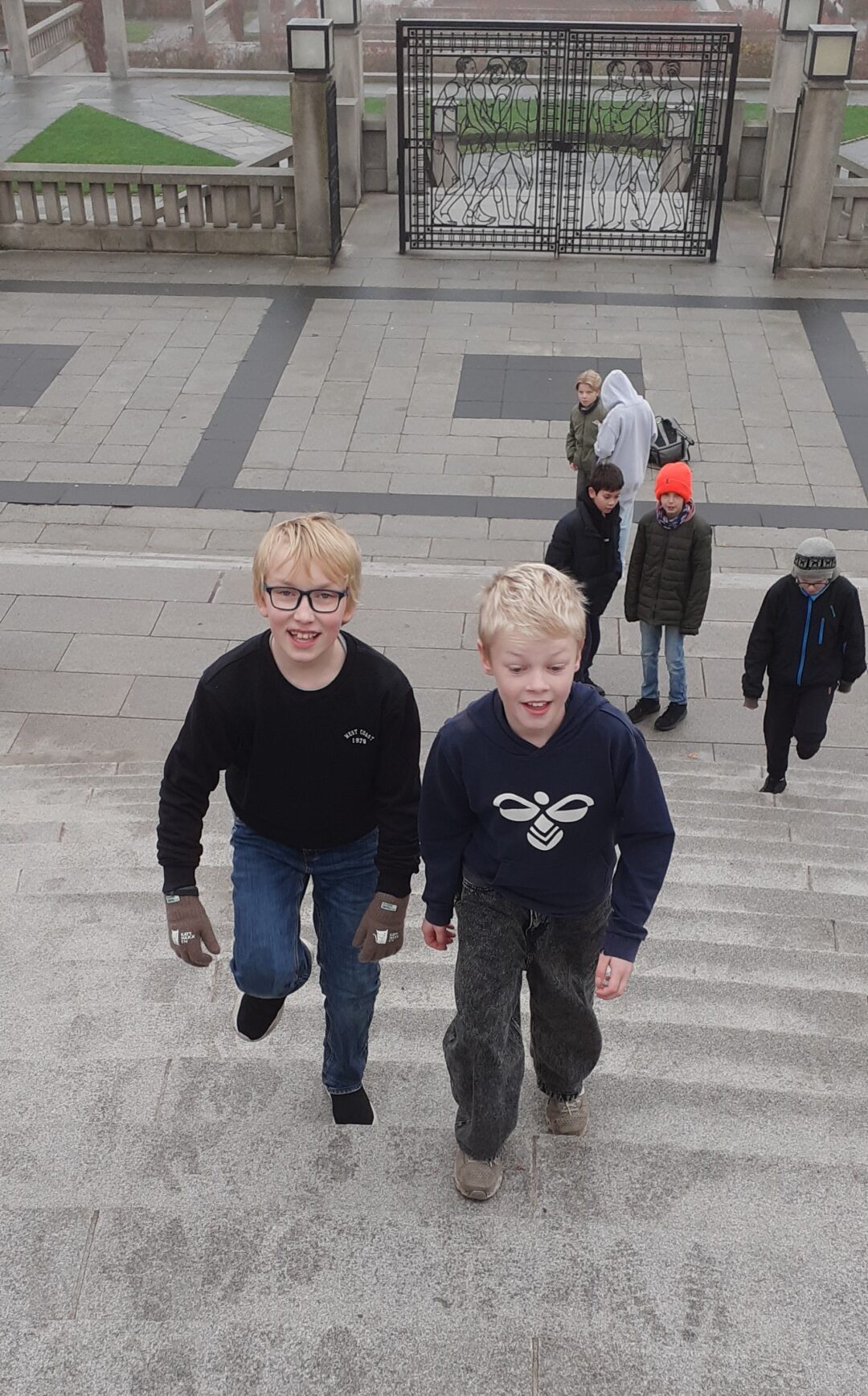 Bilde av to gutter på vei opp trappa til Monolitten i Frognerparken.