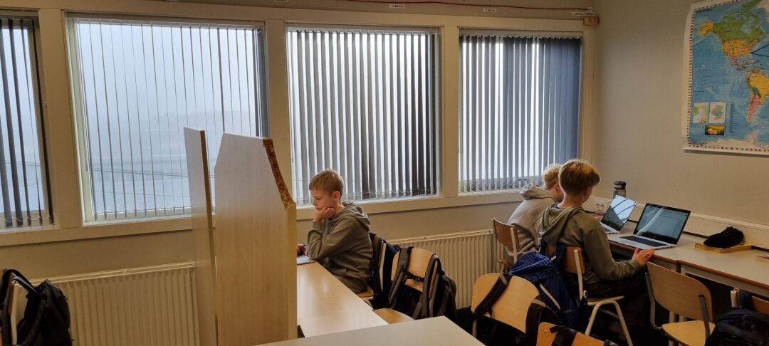 Bilde av tre elever i klasserommet til 6. klasse som er omgjort til redaksjonsrom.