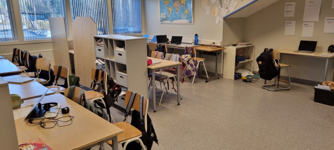 Bilde av klassrommet/redaksjonsrommet til 6. klasse.