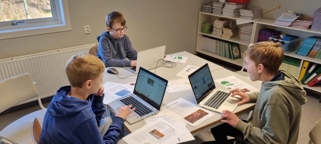 Bilde av tre gutter som jobber med Bjerkebladet - på PC.