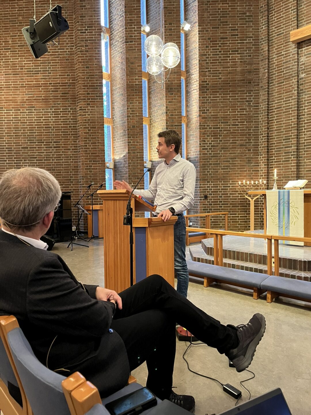Bilde av Peter Johansen som har bibelhalvtime i Ryenberget kirke.