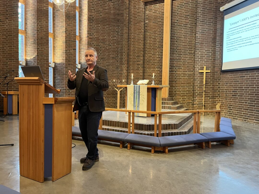 Bilde av Bjørn Hinderaker i Ryenberget kirke.