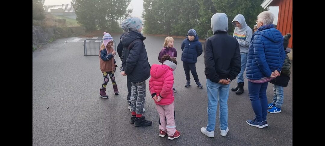 Bilde 3 av 6.-7. og 1.-2. klasse som leker.