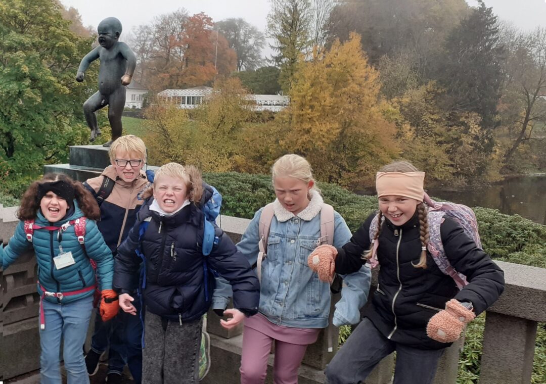 Bilde av elever som hermer etter Sinnataggen i Frognerparken.