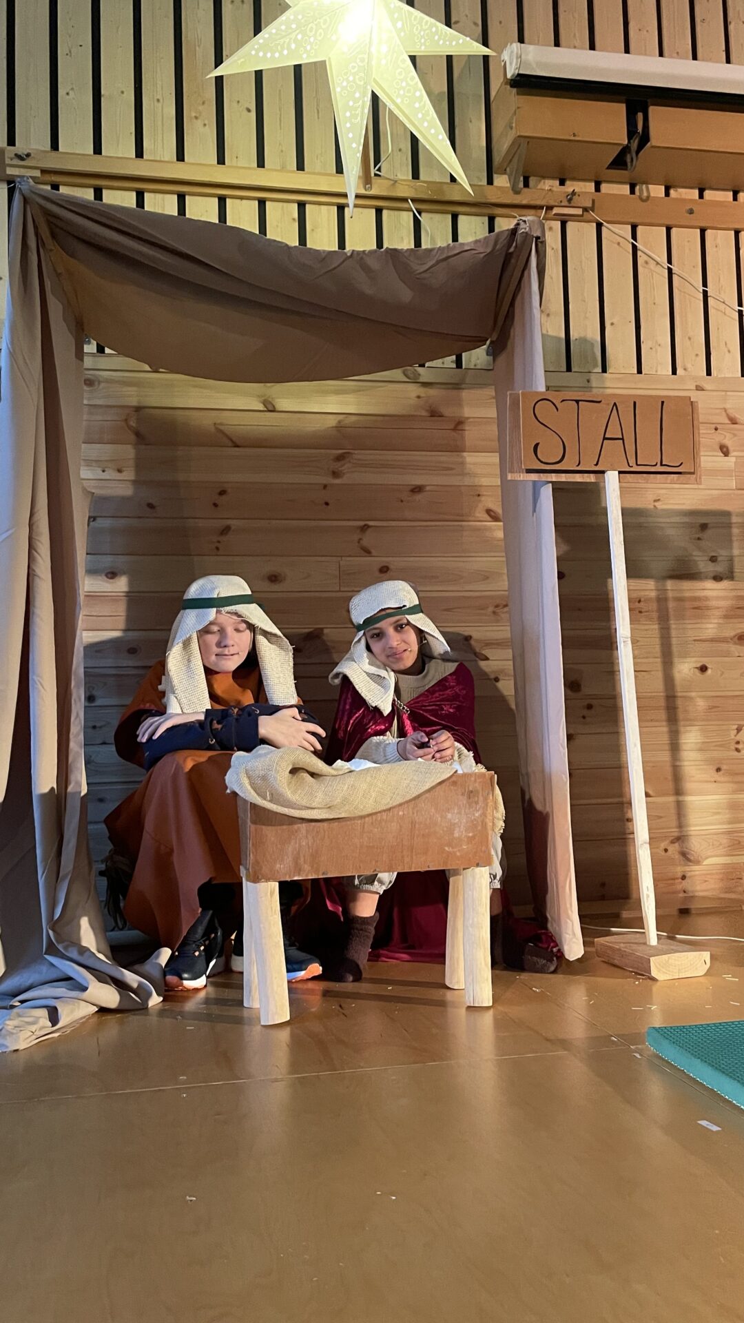 Bilde av to elever som spiller Josef og Maria i julespillet.
