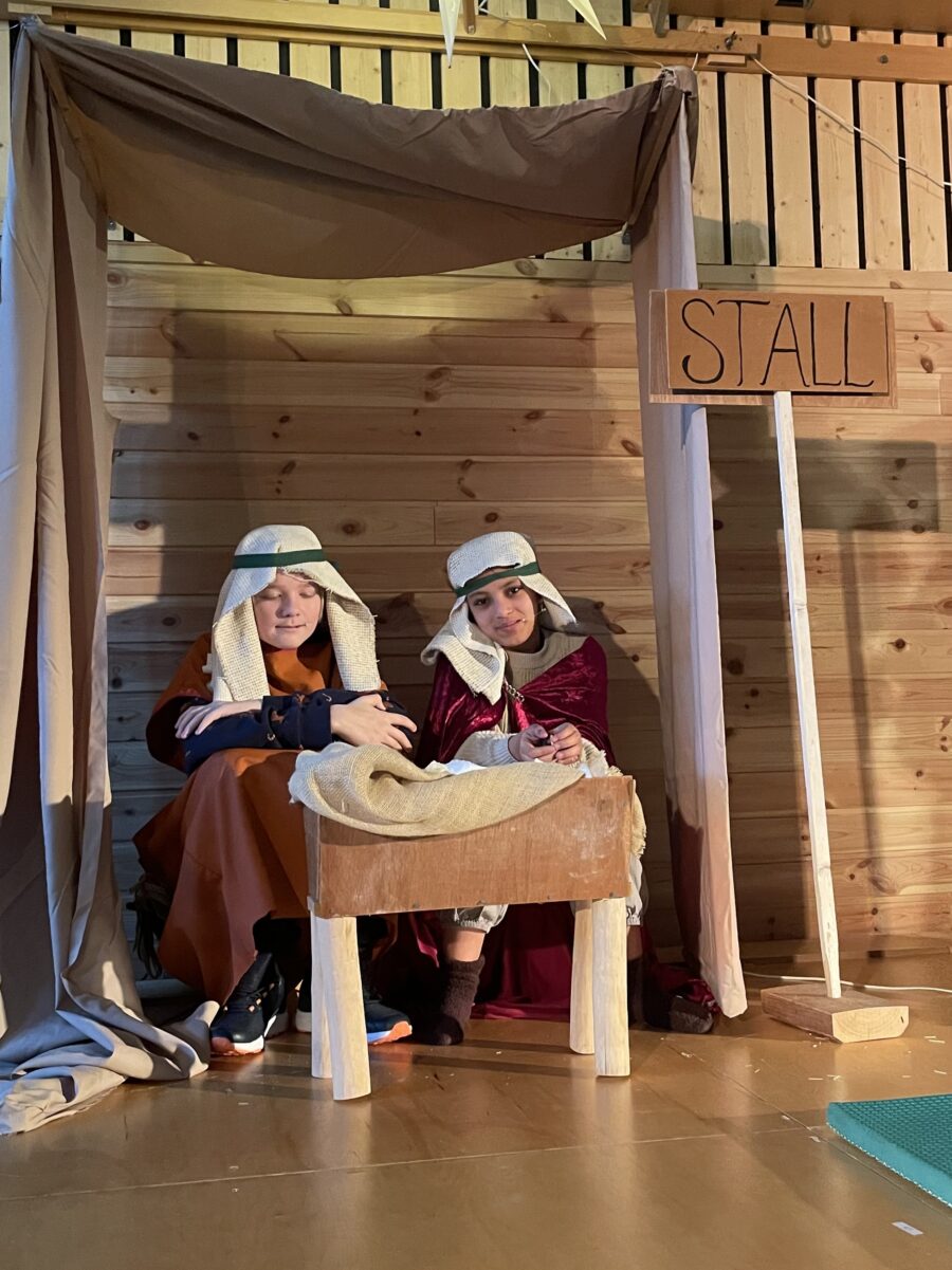Bilde av to elever som spiller Josef og Maria i julespillet.