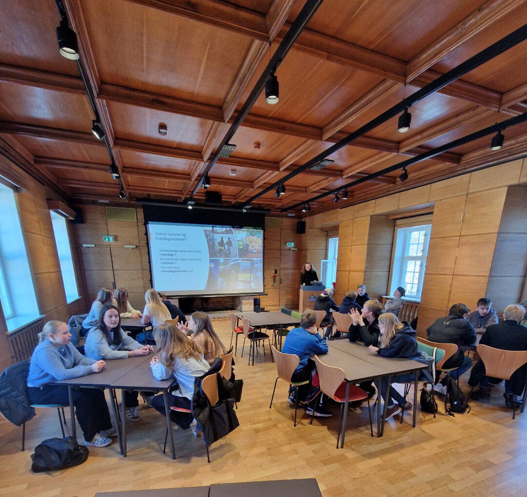 Bilde av 9. klasse som får undervisning, sitter ved gruppebord, ved Holocaustmuseet på Bygdøy.