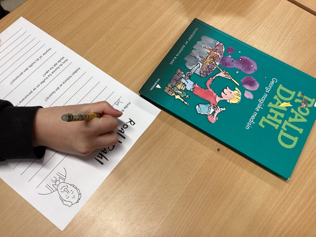 Bilde av Roald Dahl-bok og elev som skriver bokanmeldelse.
