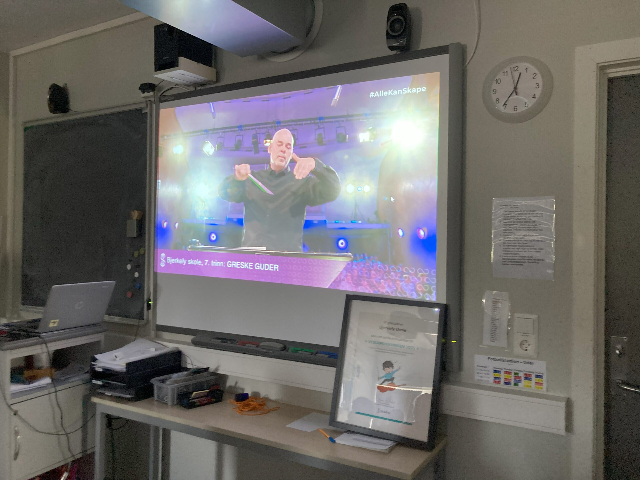 Bilde av smartboard der 7. klasses komposisjon blir framført av KORK.