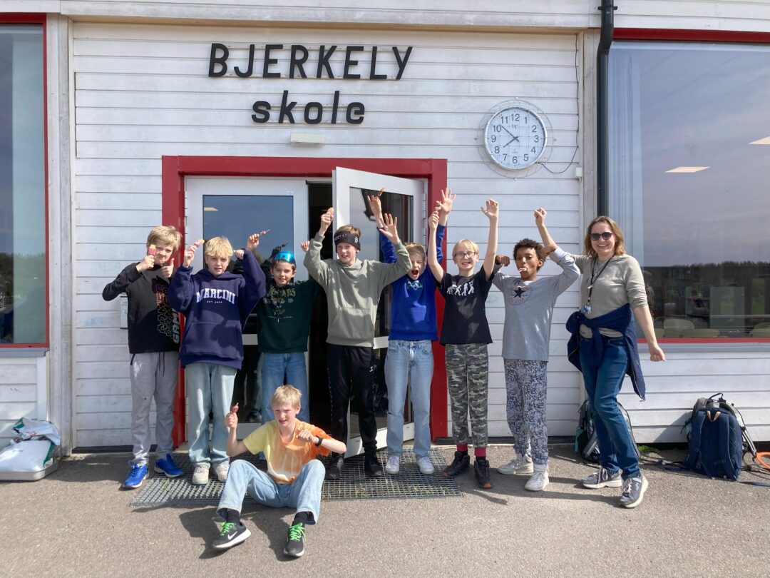 Bilde av 6.-7. klasse som feirer finaleplass i Veslefrikk-konkurransen.