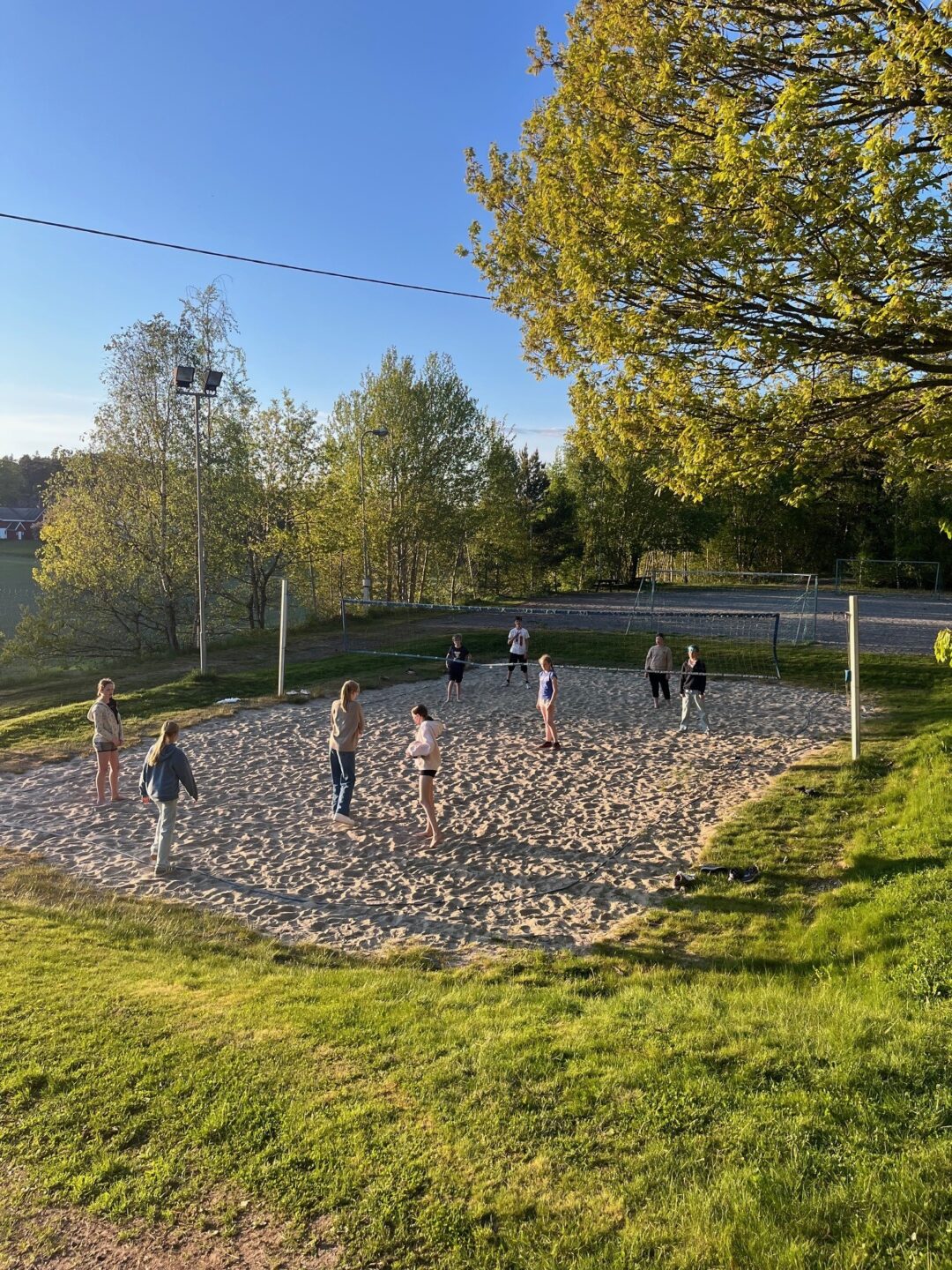 Bilde av elever som spiller volleyball på leirskolen.