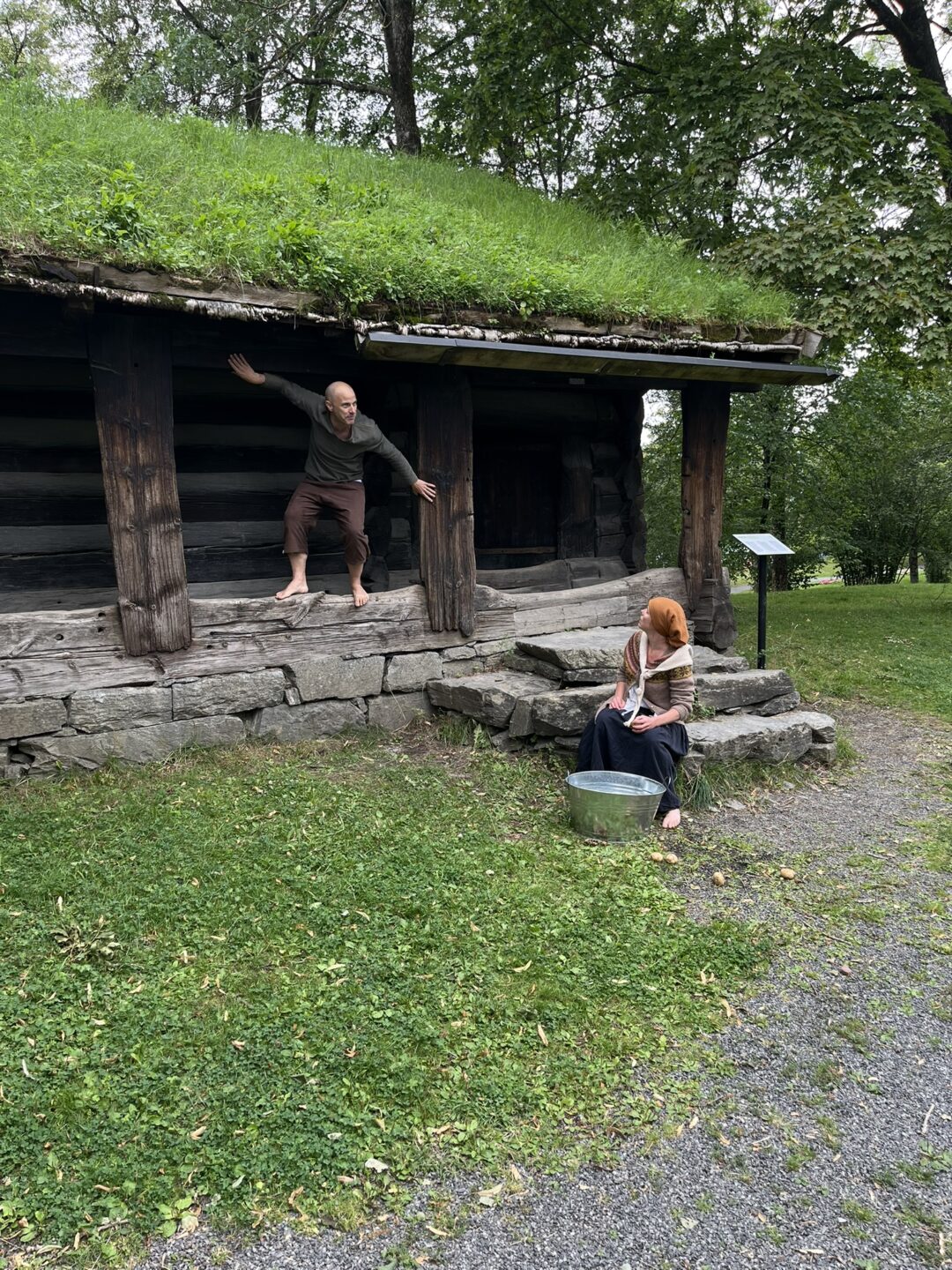 Bilde av bukkerittet-forestilling fra Peer Gynt i Brekkeparken.