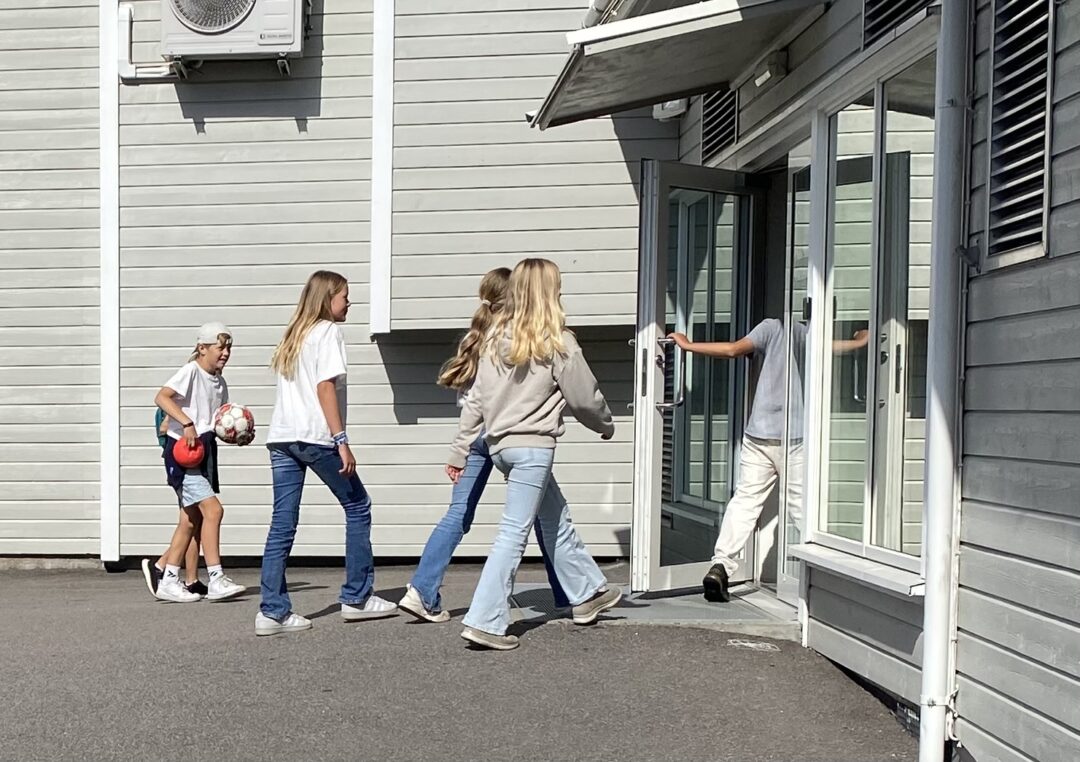 Elever går inn hovedinngangen ved Moe skole