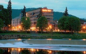 Kveldsbilde av Quality hotel Grand Kongsberg.