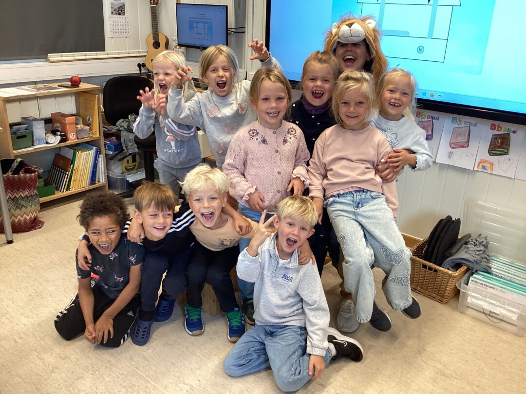 Bilde av 1. klasse som har besøk av en "løve".