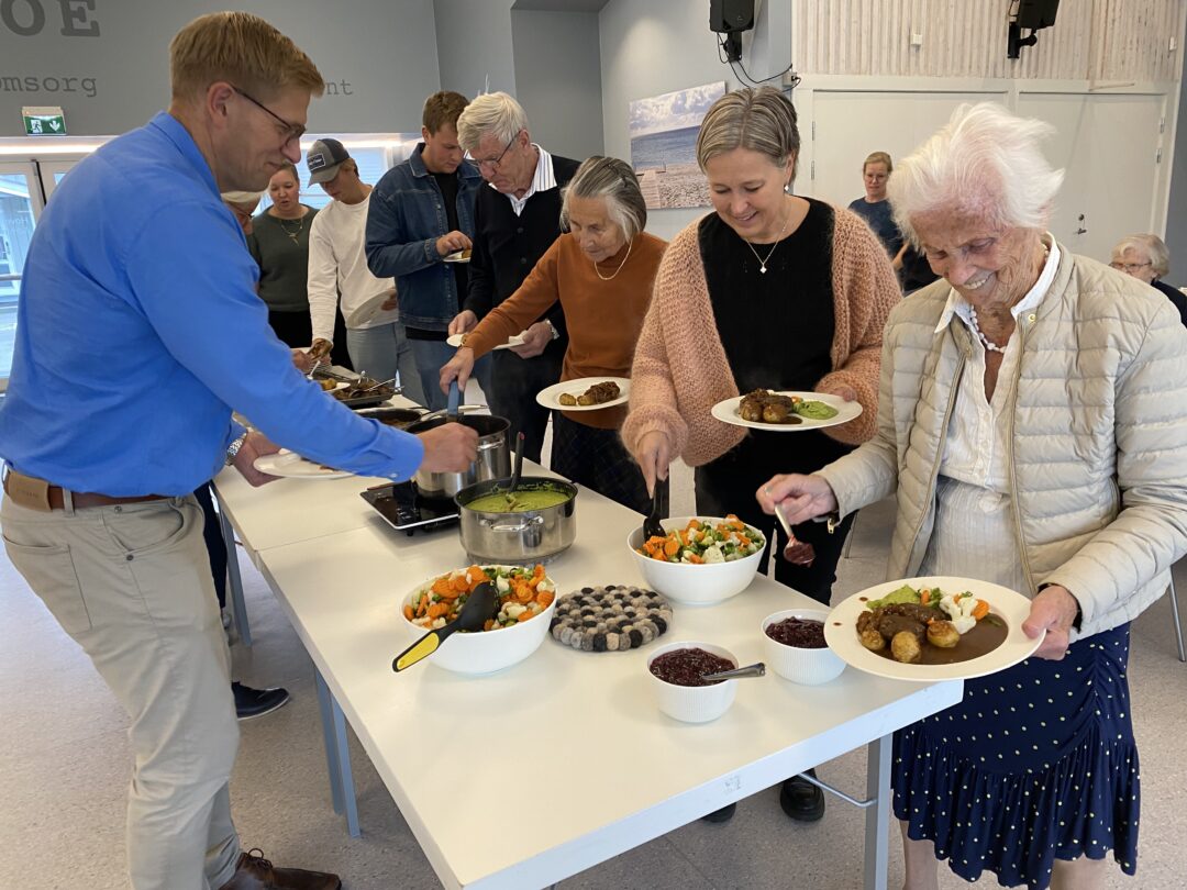 Menighetslemmer forsyner seg av buffetbordet.