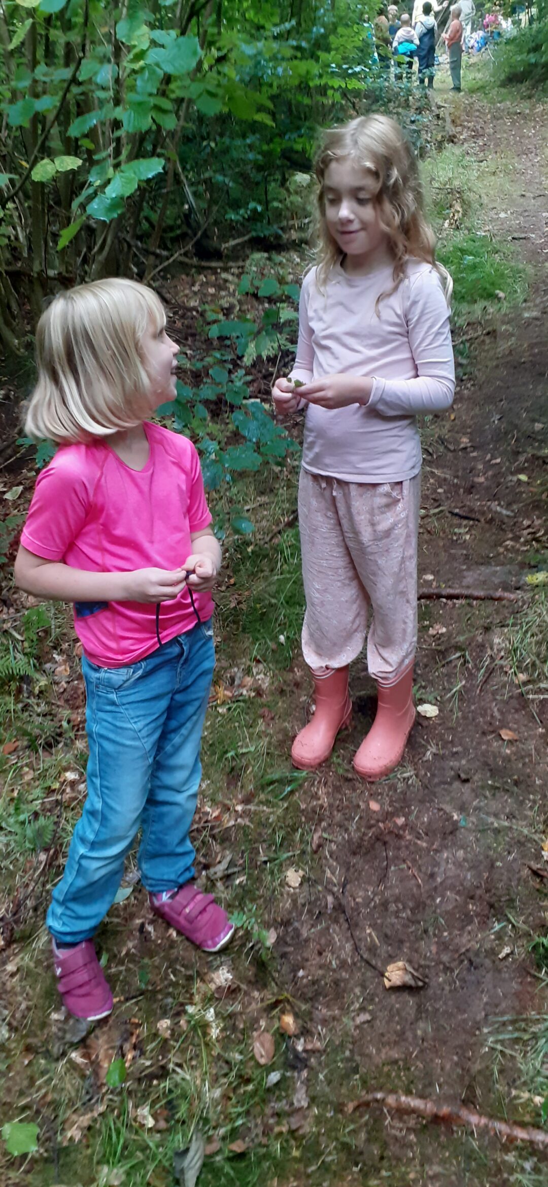 Bilde av to jenter i skogen.