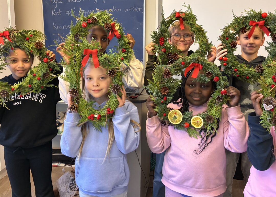 Bilde av elever med adentskranser rundt hodene.