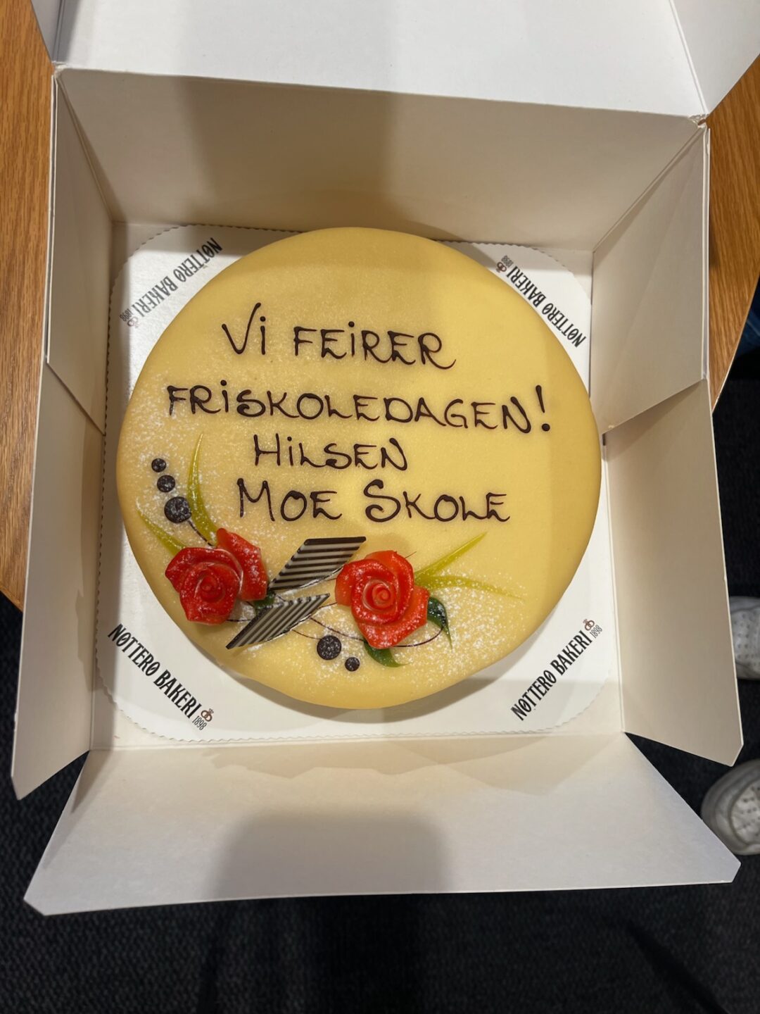 Bilde av marsipankake med teksten "Vi feirer friskoledagen! Hilsen Moe skole"
